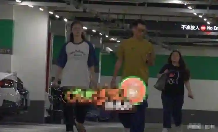 郑恺夫妇买珠宝被偶遇，苗苗穿大码短袖遮身材，外八严重像怀4胎