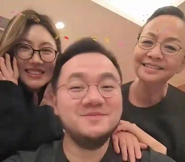 宋丹丹<em>儿媳妇</em>现状：整天烟不离手，和巴图相处像母子，俩孩超像他