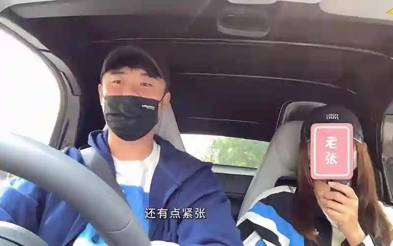 陈赫为妻子打码，41岁张子萱素颜美，网友炸锅：谁顶得住啊