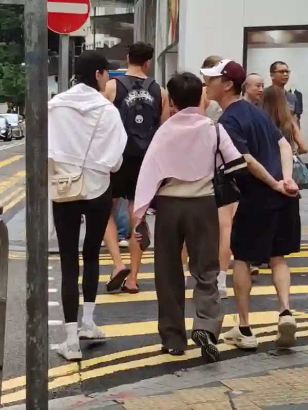 偶遇何猷君一家，奚梦瑶和婆婆逛街尽显高情商，四太腿长不输媳妇