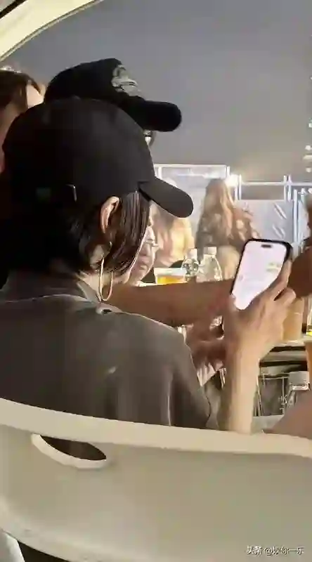 秦岚跟朋友喝酒聚会，掏手机和魏大勋热聊，内容险曝光引粉丝担心