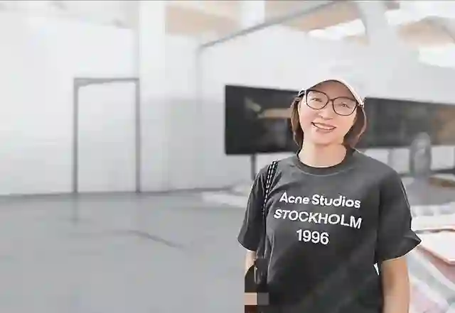 51岁董卿带儿子五一游苏州！打扮休闲，仪态优雅央视范儿一点没变