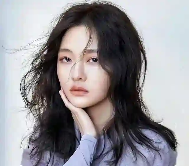 小S二女儿Lily晒旅行美照，走出大S离世阴影，秀小蛮腰和豪车