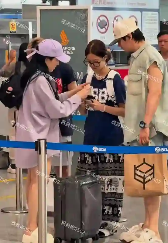 钟丽缇送二女儿参加夏令营，值机时千叮万嘱，明星跟普通妈妈一样