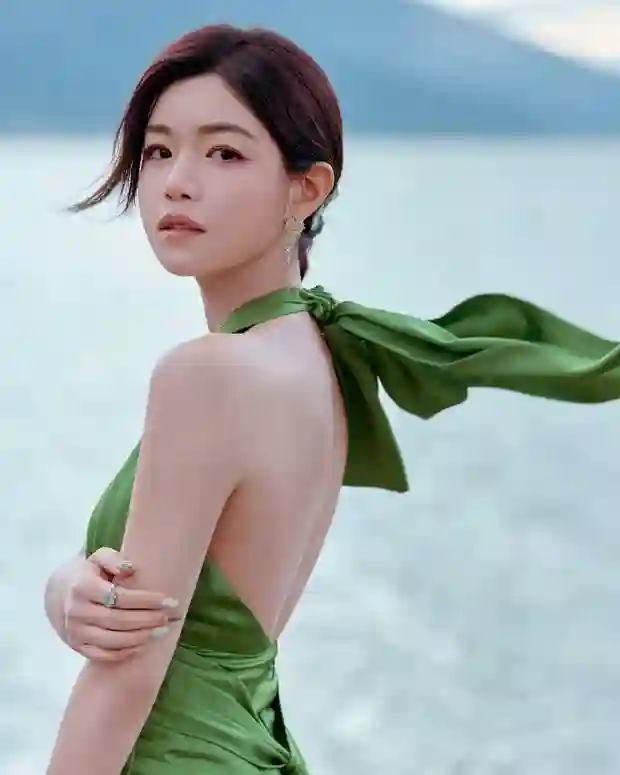 陈妍希洱海边漫步拍美照！穿绿色露背裙秀雪白肌肤吸睛