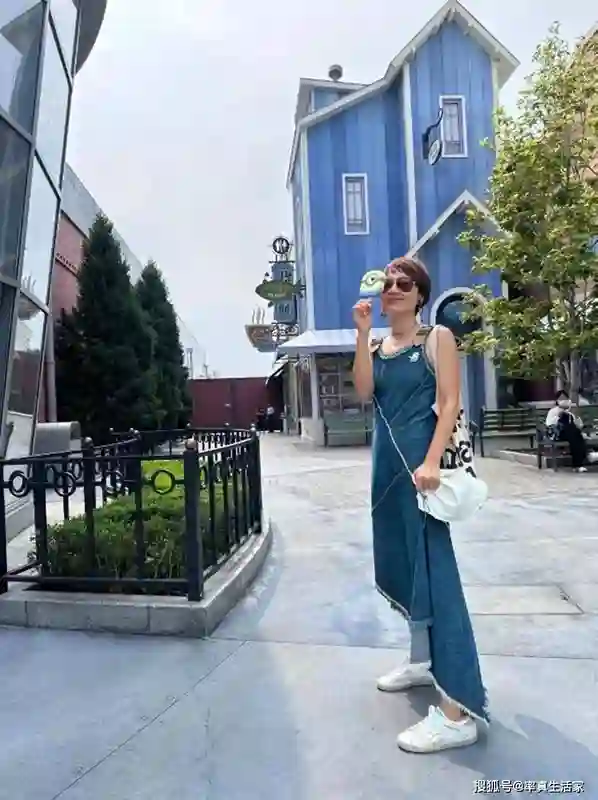 偶遇街头拍戏的马伊琍，48岁身材圆润穿紧身衣,身边三个助理抢镜