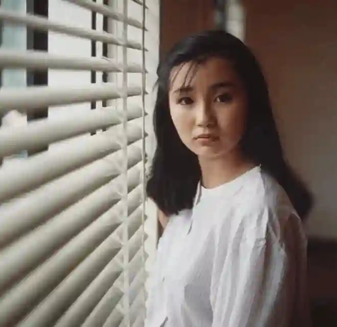 息影21年，60岁张曼玉近况曝光：独居贫民区，穿19元地摊货，不婚无子，活得太飒了！