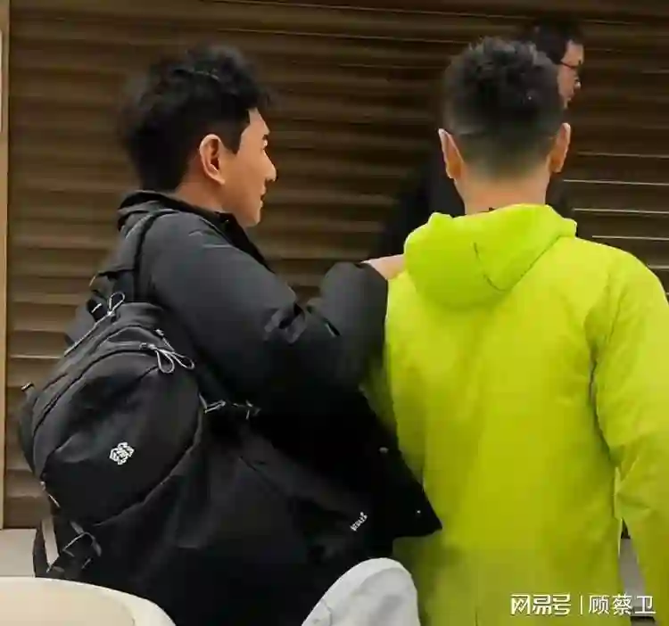 54岁吴奇隆在泉州，瘪嘴严重身高不足170，细节曝光真实婚姻状况