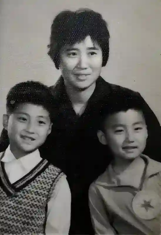 演员亲兄弟，境遇大不相同！弟弟住豪宅，哥哥却在成名后锒铛入狱
