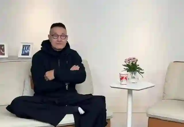 前妻烧炭自杀身亡！香港知名男星和儿子抱头痛哭，离婚后拒绝再婚