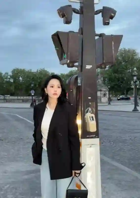 57岁伊能静英国被偶遇！五一带婆婆女儿度假，素颜皮肤好未见秦昊