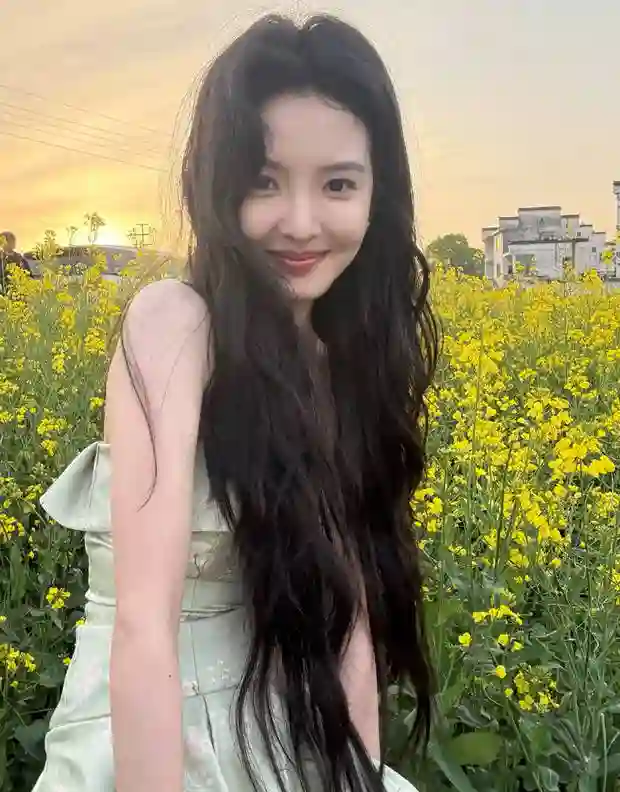 章若楠白T蓝帽造型超吸睛，青春气息溢出屏幕