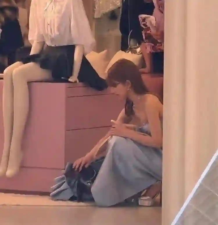红毯惊喜不断！王子文摔倒、赵露思回归，袁姗姗变脸认不出