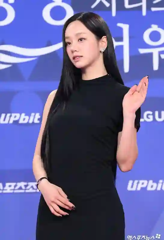 韩国青龙奖：IU拿视后美如初恋，李惠利变黑魔女，朴宝剑帅回巅峰