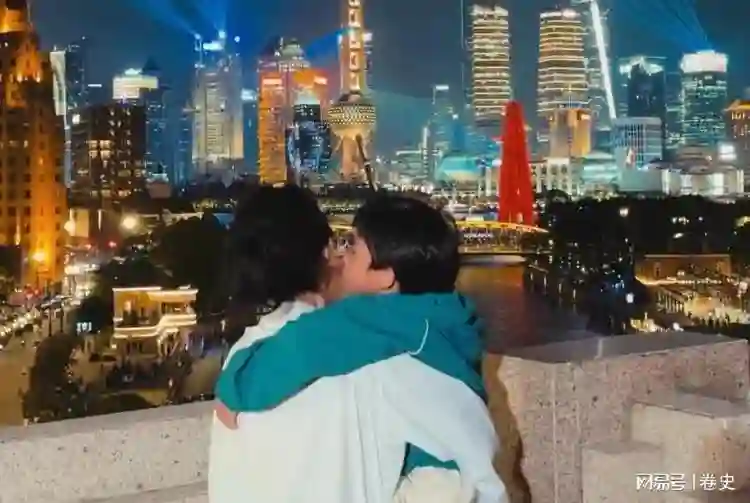 老三7岁，张柏芝还不肯公开生父，不光因为谢霆锋，也为了她自己