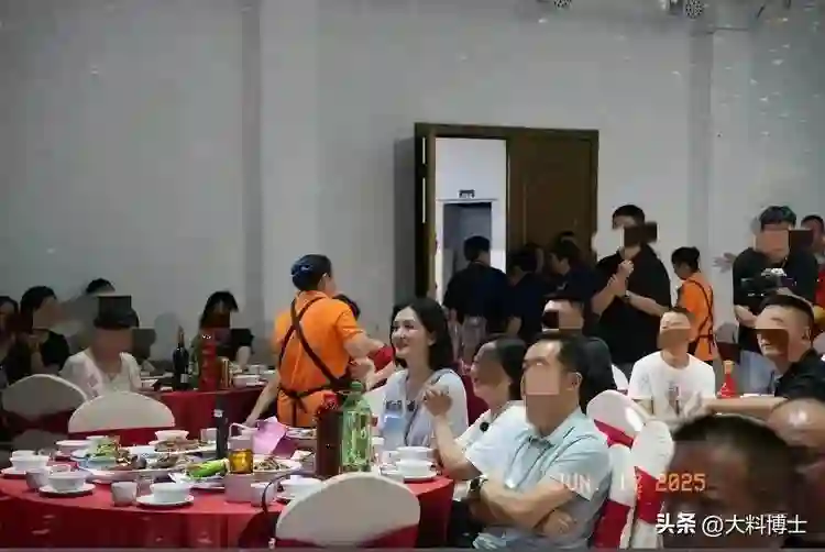 谢娜二舅<em>生日</em>宴曝光，摆了十几桌好热闹，谢娜和父母现身成焦点