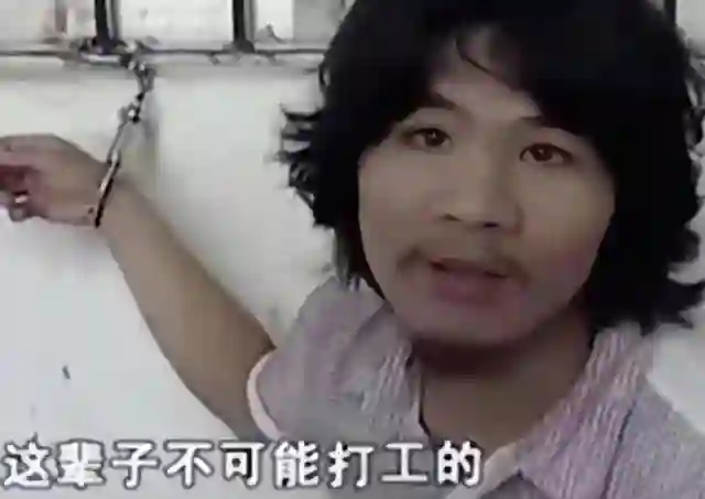 向佐端午节晒女儿，胡子拉碴像流浪汉，撞脸广西偷电瓶网红