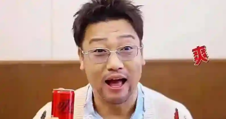 贾冰这是怎么了？暴瘦45斤后首亮相，和妻子同框像极了父女
