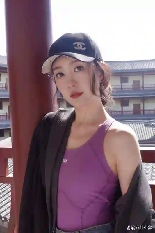 42岁王鸥生娃后更美了，度假秀超模身材引热议：逆袭背后人生真相