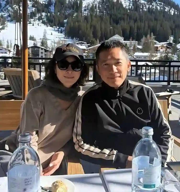 梁朝伟刘嘉玲泰国度假，两人结婚多年恩爱如初，刘嘉玲美腿抢镜