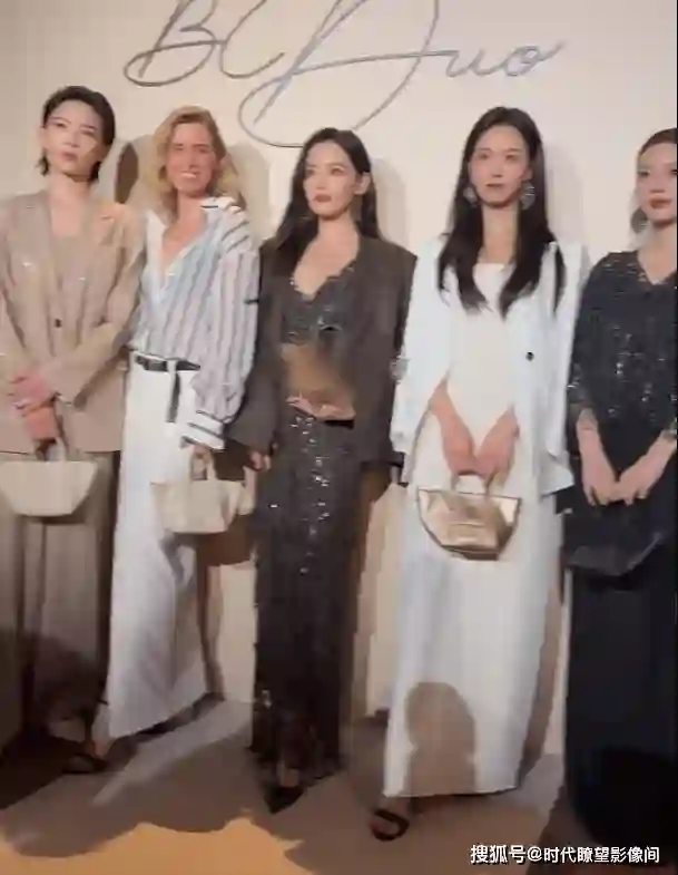 张嘉倪晒活动照宣告强势复出，绝美妆造惊艳众人，嘟嘴卖萌少女感爆棚