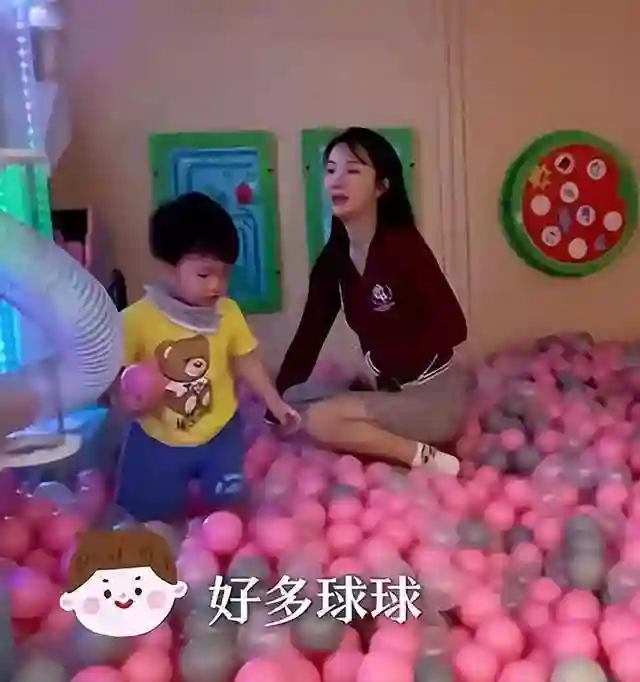 李念带三胎儿子游乐场疯玩，宝贝白白胖胖萌态百出，长得超像妈妈