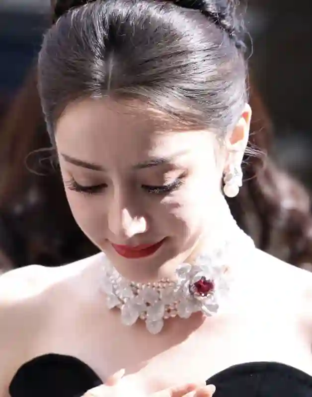 baby、热巴洗清傍大佬嫌疑，两大神颜女星同在巴黎秀场，怼脸拍来了