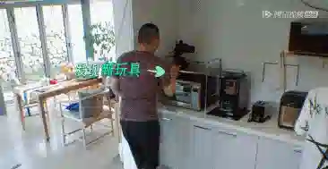 还记得蒋勤勤的两个儿子吗，迷你版陈建斌？