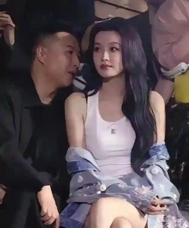孙怡离婚后陪大佬看秀，资源断崖式下跌太扎心