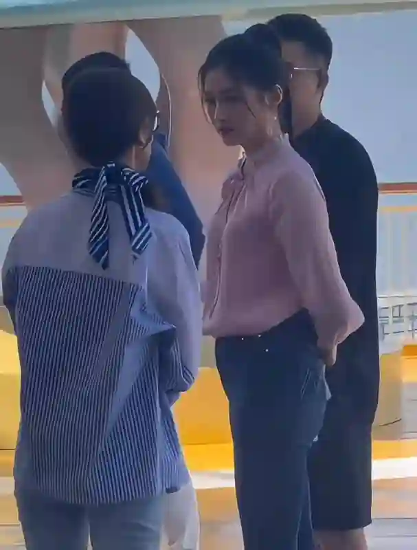 关晓彤路人镜头：小腹凸出屁股塌，被认成谢娜，看上去像40岁