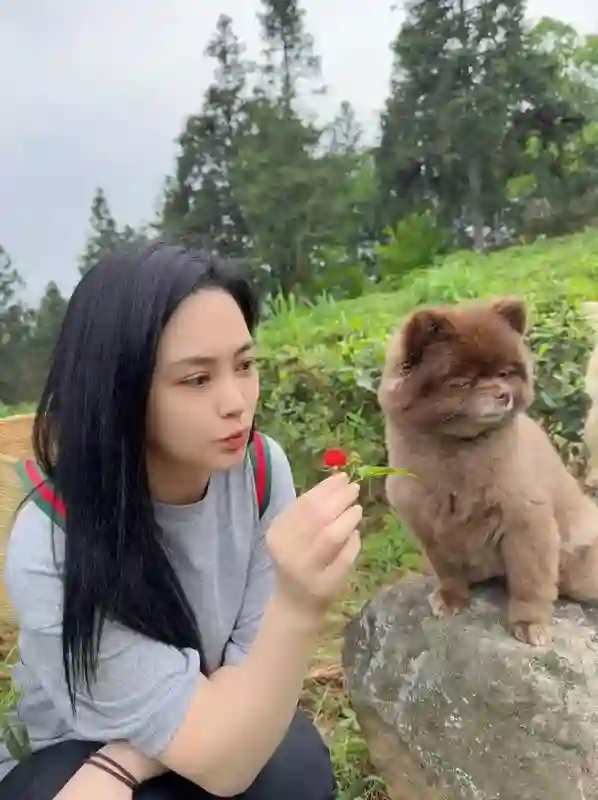 44岁阿娇五一假期带爱狗旅行，背着竹篓去采茶，素颜清纯皮肤白嫩
