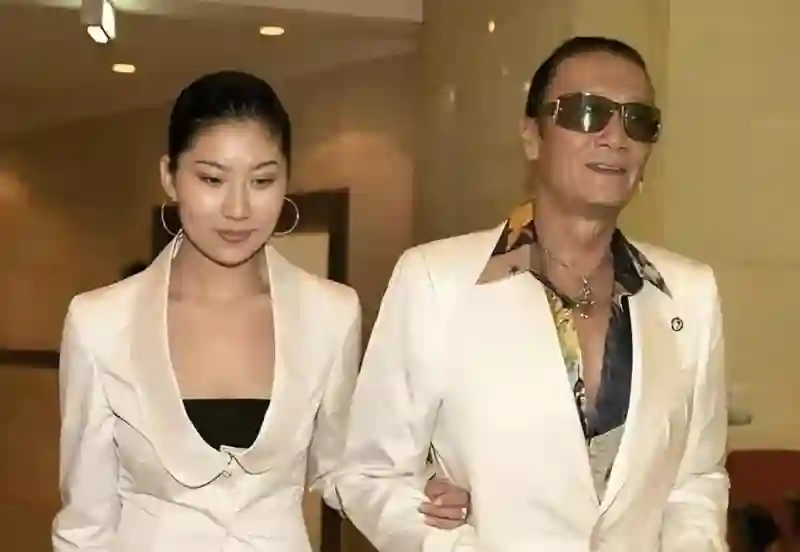 她曾一年更换7任男友，肆意妄为未婚生女，如今四十二岁无人敢娶