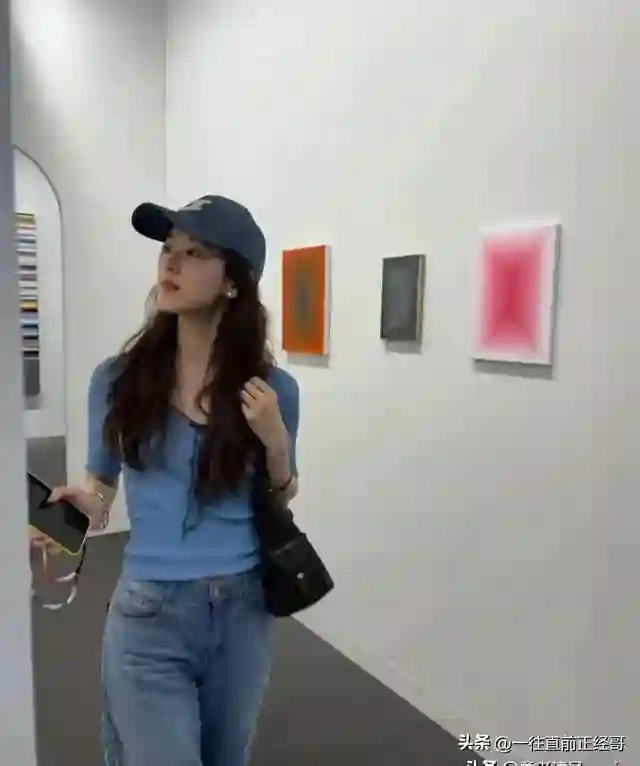 31岁章泽天现身香港画展，三胎妈妈根本没有变化，依然美丽动人