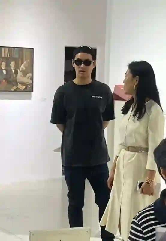 张歆艺袁弘一家看展，婆婆帮带娃真幸福，6岁儿子瘦高个颜值好高