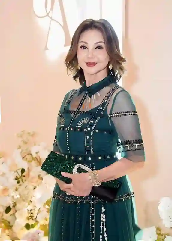 44岁林孝贤和41岁霍启山当伴郎，谢玲玲盛装出席婚宴，并在线催婚