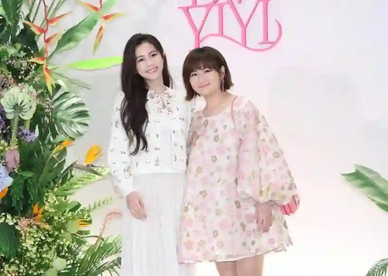 43岁任家萱带亲妹参加好友婚礼，穿超短裙露大腿，烧伤疤不明显了