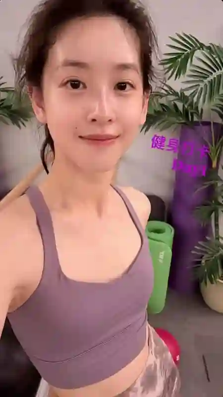 章泽天现身深圳湾，五官精致眼神清纯，素颜出镜少女十足