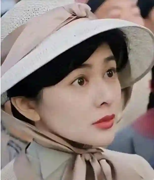 62岁关之琳近况：房子很大钱很多，以狗为伴，弟弟是她晚年的依靠