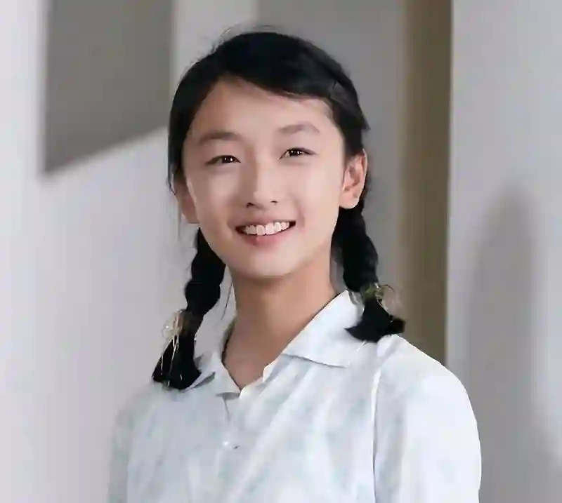 驴脸、龅牙、平胸，4位女星外貌争议，凭啥红遍大江南北？