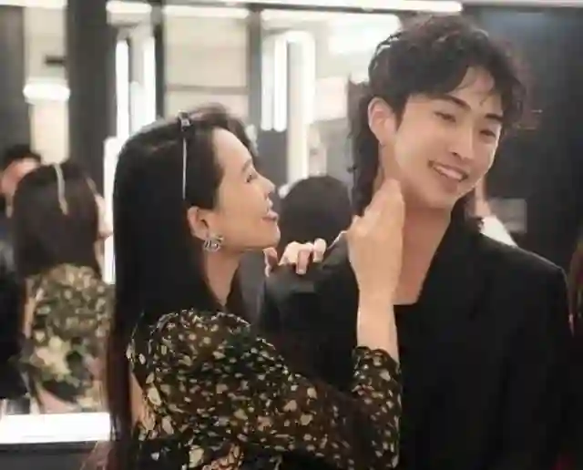 伊能静一家三口巴黎度假为女儿庆生，儿子哈利却独自一人在西班牙