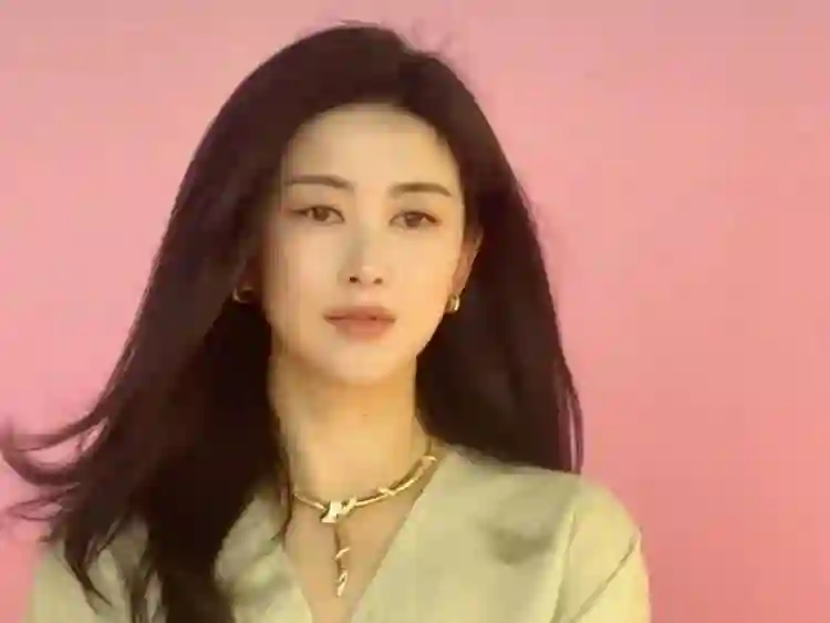 朱珠带女儿现身音乐会，4岁王珠宝高清正脸照曝光，脸黑像爸爸