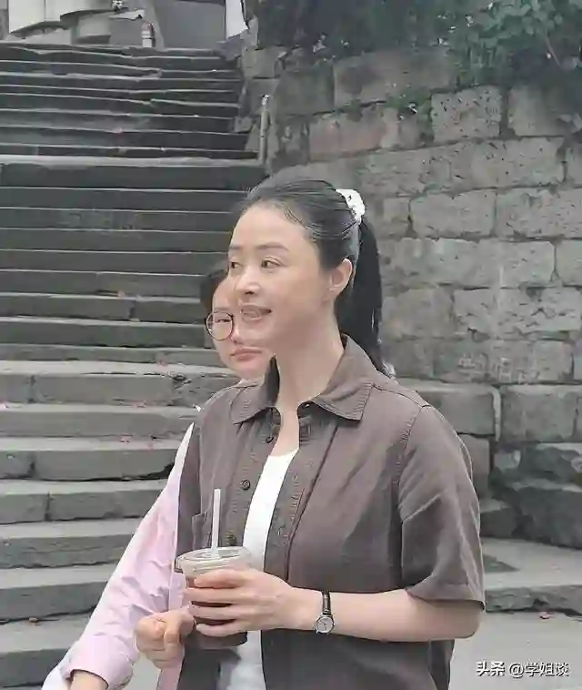 蒋欣素颜游玩脸部松垮像大妈！网友骂：还冲人瞪眼撇嘴，架子挺大