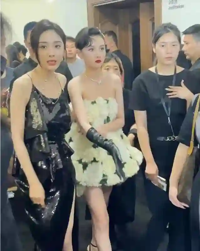 宋祖儿神似张柏芝到底算不算大美人？看她和杨幂的合照就有答案了