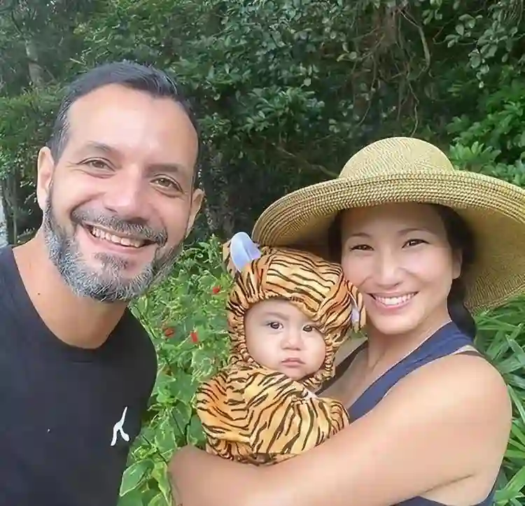 郑佩佩女儿近况曝光：和妈妈超像，在美国当老师，混血儿子很可爱