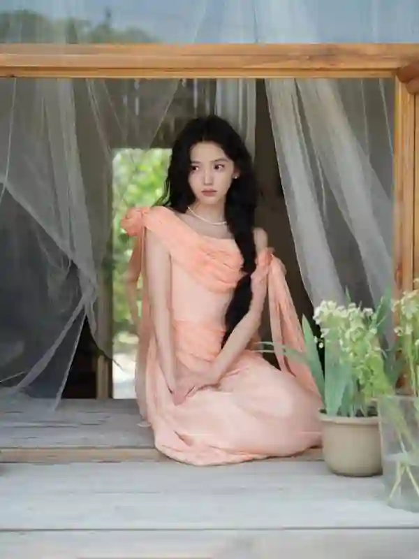 章若楠解锁果汁少女造型！双麻花辫搭温柔笑眼清纯感溢出屏幕