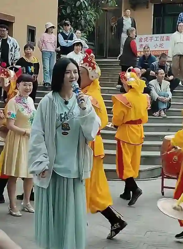 43岁谢娜回四川老家，受乡亲们夹道欢迎，爹妈看似平庸却大有来头