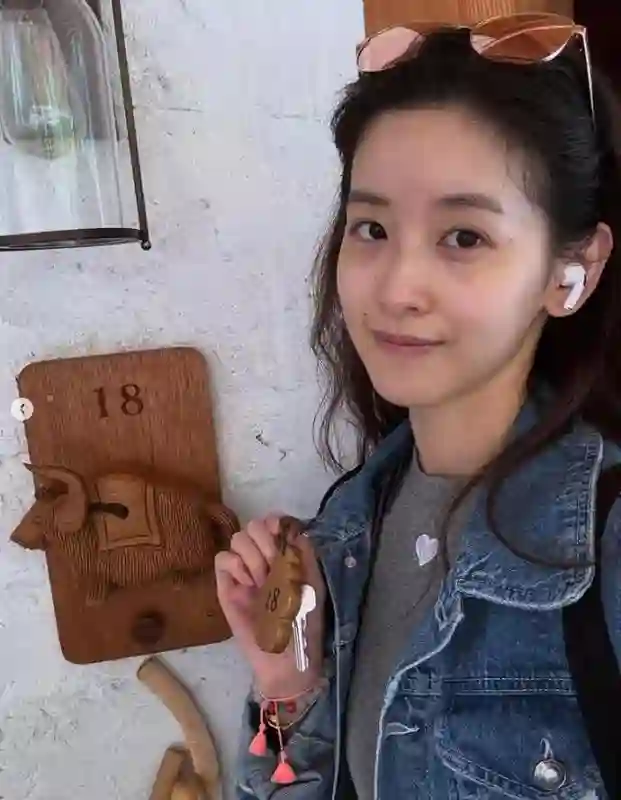 刘强东老婆晒素颜照依旧美，32岁章泽天脸上斑点多，没有名人包袱