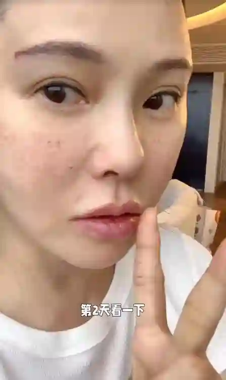 伊能静法国吃大餐被偷拍，素颜面相变了认不出，和秦昊都太爱粉色