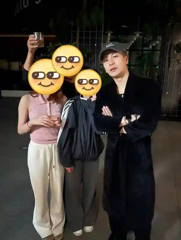 王嘉尔上海街头睡袍造型引热议 合影尽显松弛