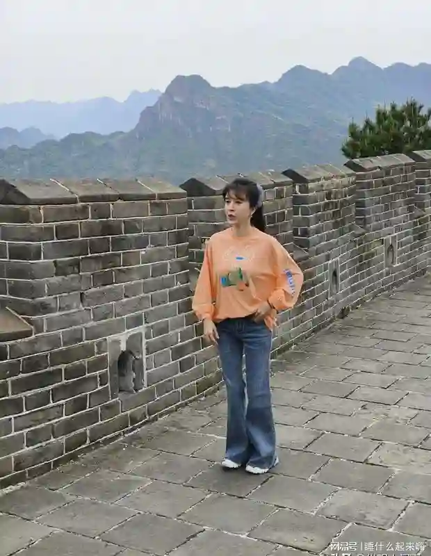 曝50岁金巧巧现身蓟县，脸瘪嘴巴歪，医美老和自然老的差距好明显